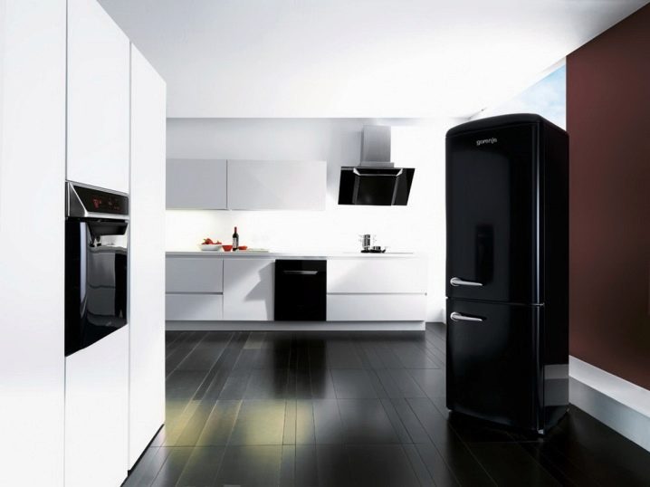 Черный Холодильник На Белой Кухне